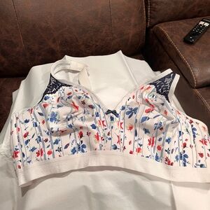 👏NWOT Cacique Wireless Floral Print Bra - White and Blue